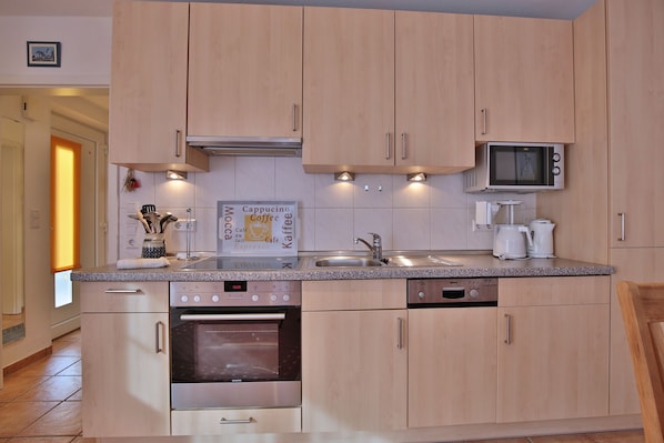 Kühlschrank, Mikrowelle, Ofen, Herdplatte