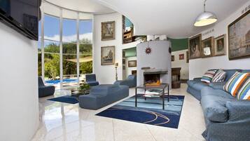 TV, fireplace