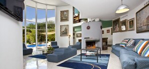 Televisión y chimenea 