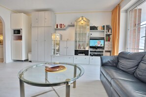 Fernseher, DVD-Player, Stereoanlage