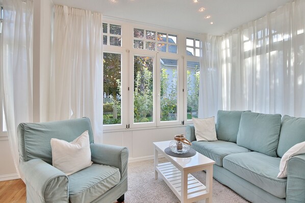 Fernseher, DVD-Player, Stereoanlage