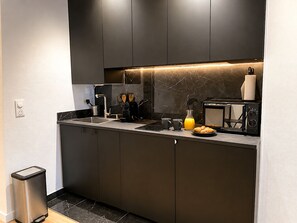 Coffee/tea maker, fridge, microwave, stovetop