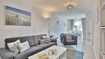 Una televisión, un reproductor de DVD, un reproductor estéreo