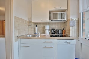 Refrigerador, microondas, lavavajillas, cafetera/tetera