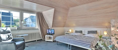3 makuuhuonetta, työpöytä, silitysrauta/-lauta, ilmainen Wi-Fi