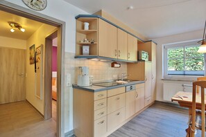 Mikrowelle, Ofen, Geschirrspüler, Wasserkocher mit Kaffee-/Teezubehör