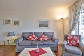 Fernseher, DVD-Player, Stereoanlage