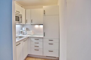 Kühlschrank, Mikrowelle, Herdplatte, Geschirrspüler