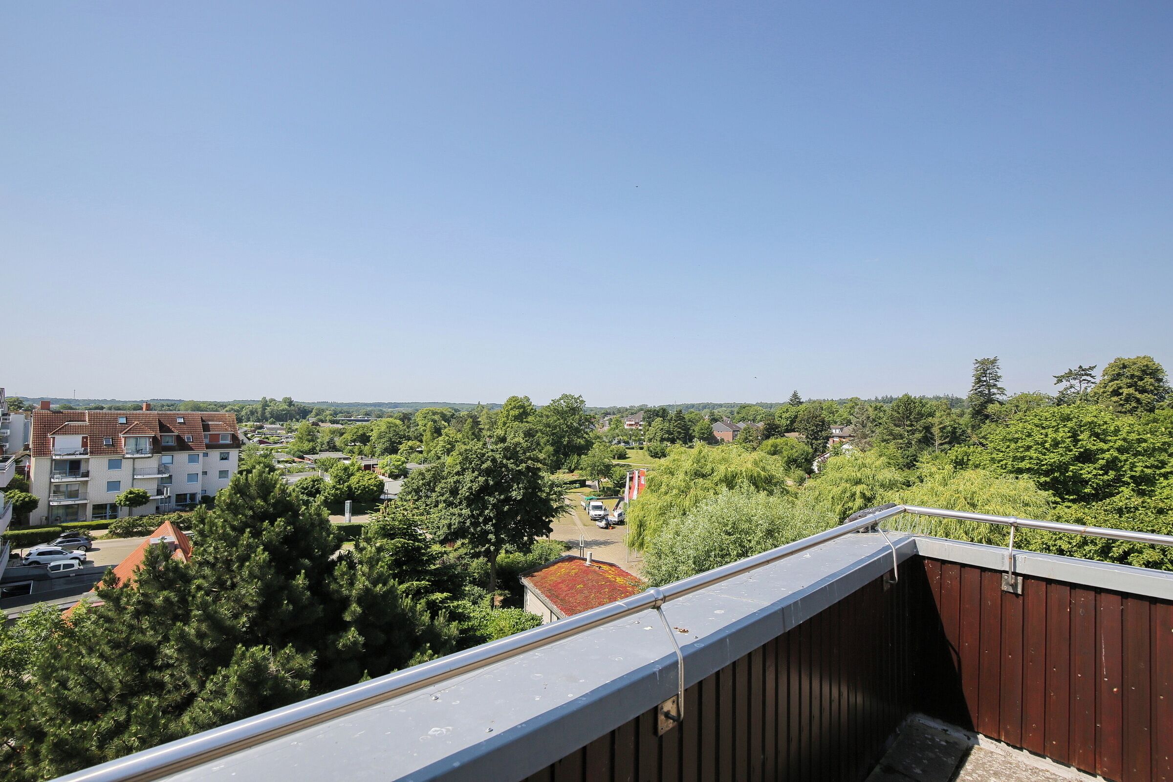 Un quartier résidentiel offrant une vue sur un immeuble à plusieurs étages doté de balcons.