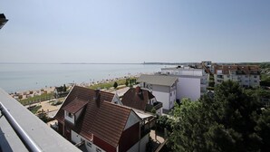 Een kustgebied met huizen, een strand en een helder uitzicht op de zee.