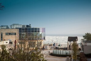 A modern building with large windows overlooking the sea. - Strandglück Appartement 12A (Scharbeutz)