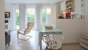 Una cocina moderna con comedor, televisión y vistas al exterior.