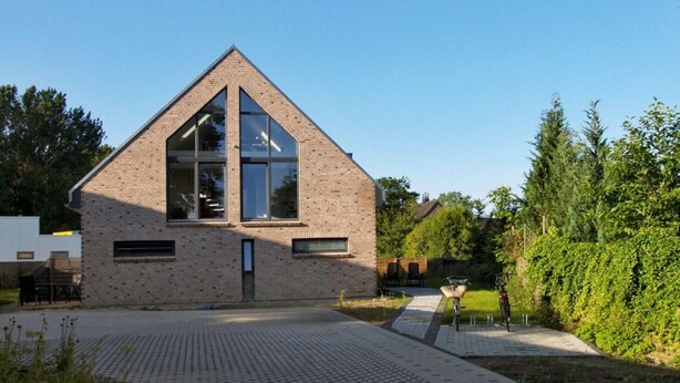 A modern building with a triangular roof and large windows. - Haus Küstenkinder Louis Appartement 2 (Scharbeutz)