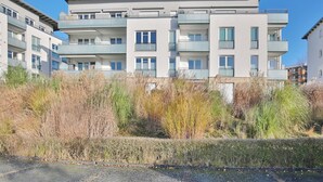 A multi-story residential building with balconies, a flat roof, and a clear sky. - Strandglück Appartement 12B (Scharbeutz)