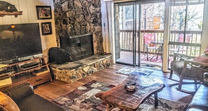 Ski, Soak & Relax, 2 BR/1.5 BA Townhouse with Spa, at the base of Snow Summit