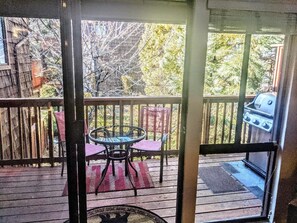 Outdoor dining - Ski, Soak & Relax, 2 BR/1.5 BA Townhouse with Spa, at the base of Snow Summit (Big Bear Lake)