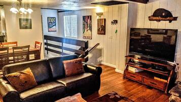 Een televisie en een open haard