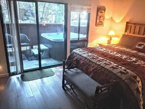 2 bedrooms, free WiFi, bed sheets - Ski, Soak & Relax, 2 BR/1.5 BA Townhouse with Spa, at the base of Snow Summit (Big Bear Lake)