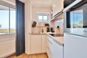 Kühlschrank, Mikrowelle, Herdplatte, Geschirrspüler