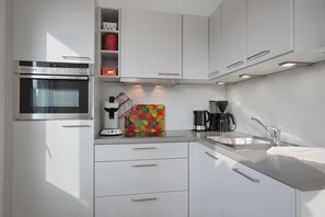 Kühlschrank, Mikrowelle, Ofen, Herdplatte