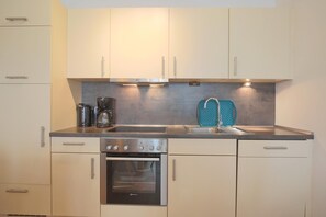 Kühlschrank, Mikrowelle, Ofen, Herdplatte