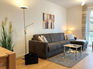 Fernseher, DVD-Player, Stereoanlage