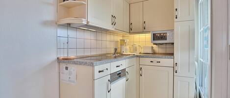 ثلاجة، ميكروويف، موقد طهي مسطح، غسالة أطباق