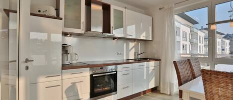 Fridge, oven, stovetop, dishwasher