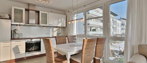 ثلاجة، فرن، موقد طهي مسطح، غسالة أطباق