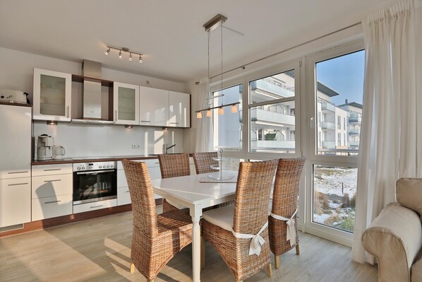 ثلاجة، فرن، موقد طهي مسطح، غسالة أطباق