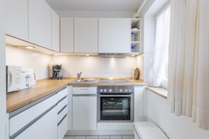 Kühlschrank, Mikrowelle, Ofen, Wasserkocher mit Kaffee-/Teezubehör