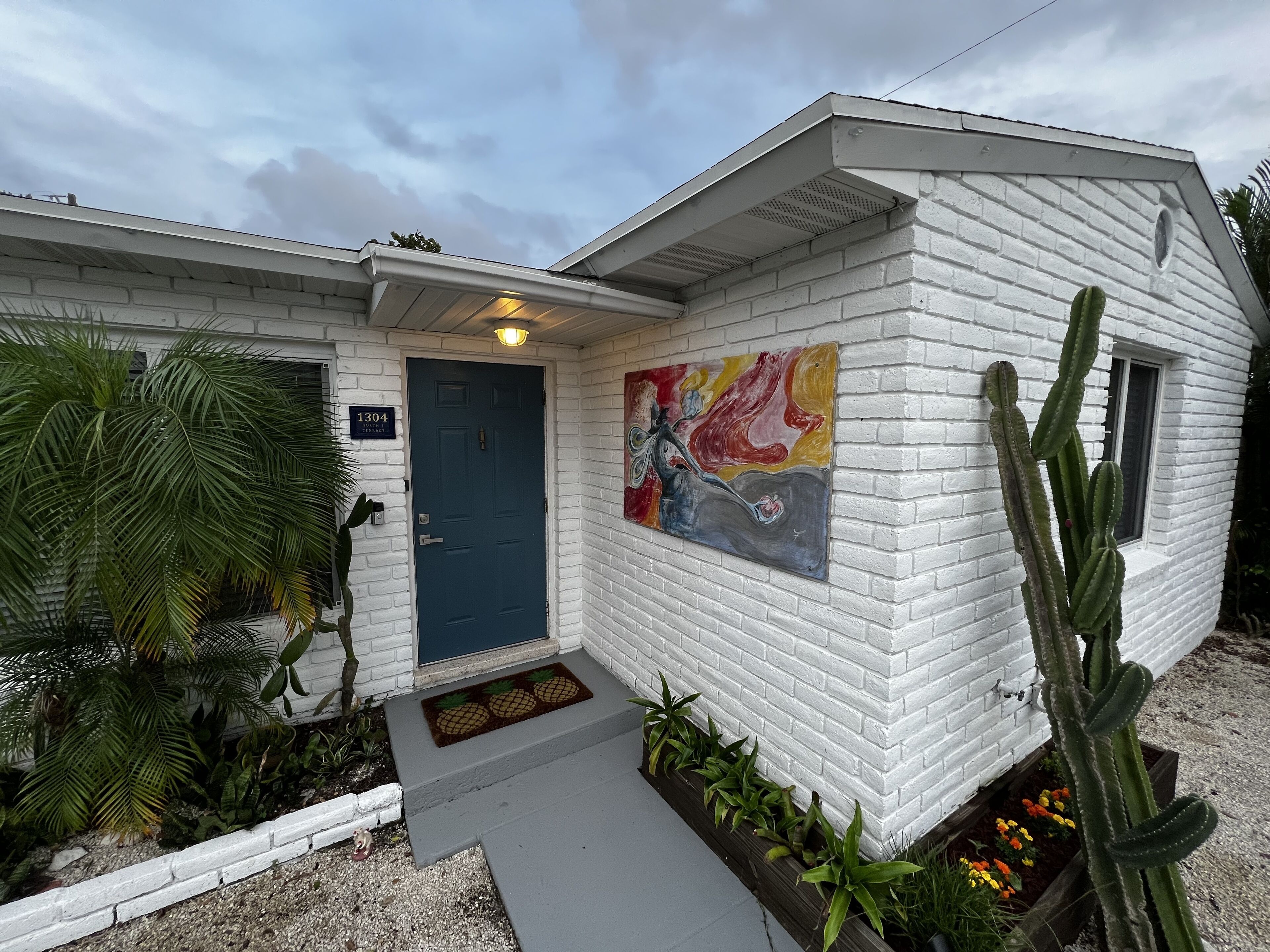Beach bungalow - 5 minutes to the beach and downtown!
