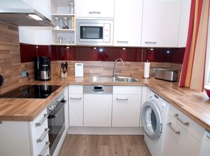 Jääkaappi, uuni, liesi, astianpesukone