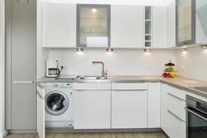 ثلاجة، ميكروويف، فرن، موقد طهي مسطح