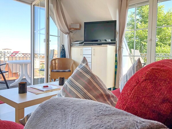 Televisión, reproductor de DVD, estéreo