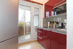 Kühlschrank, Mikrowelle, Herdplatte, Geschirrspüler