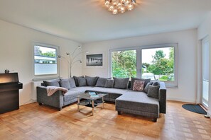 Fernseher, DVD-Player, Stereoanlage