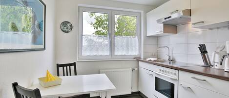 Kühlschrank, Herdplatte, Wasserkocher mit Kaffee-/Teezubehör, Toaster