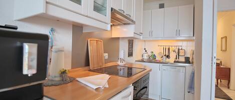 Réfrigérateur, four, plaque de cuisson, cafetiÚre/bouilloire