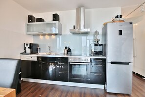 ثلاجة، ميكروويف، فرن، موقد طهي مسطح