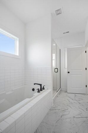 Combined shower/bathtub, hair dryer, towels