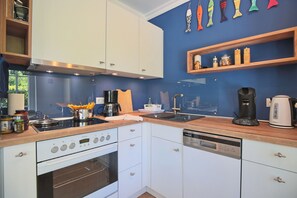 ثلاجة، فرن، موقد طهي مسطح، غسالة أطباق