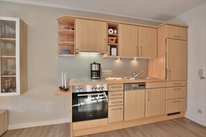 ثلاجة، فرن، موقد طهي مسطح، غسالة أطباق