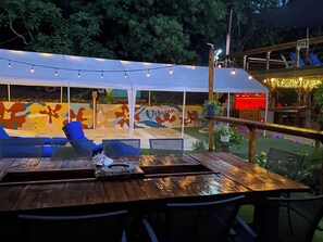 Outdoor dining - Vibeinn: 9 Bedroom House w pool-patios (6 King and 3 Queen), Funky Fun 9 Bedroom Rental (East End)