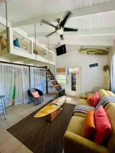 Vibeinn: 9 Bedroom House w pool-patios (6 King and 3 Queen), Funky Fun 9 Bedroom Rental