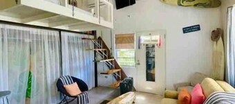 Vibeinn: 9 Bedroom House w pool-patios (5 King and 4 Queen), Funky Fun 9 Bedroom Rental