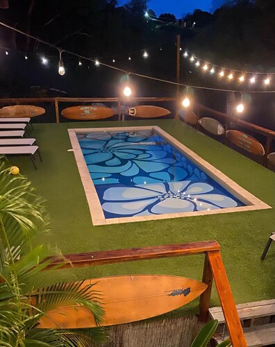 Vibeinn: 9 Bedroom House w pool-patios (6 King and 3 Queen), Funky Fun 9 Bedroom Rental