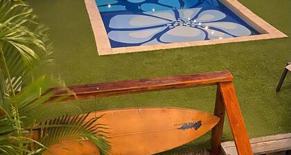 Vibeinn: 9 Bedroom House w pool-patios (6 King and 3 Queen), Funky Fun 9 Bedroom Rental