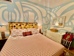 9 bedrooms, iron/ironing board, WiFi, bed sheets - Vibeinn: 9 Bedroom House w pool-patios (6 King and 3 Queen), Funky Fun 9 Bedroom Rental (East End)