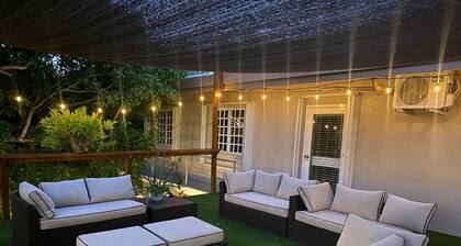 Vibeinn: 9 Bedroom House w pool-patios (6 King and 3 Queen), Funky Fun 9 Bedroom Rental